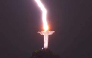 Christ The Redeemer Hit By Lightning, Stunning Image Goes Viral